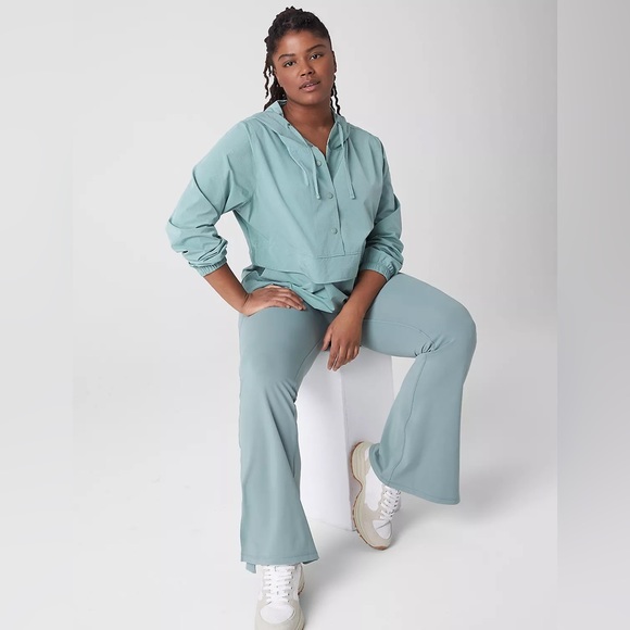 Livi Active Snap-Front Textured Woven Windbreaker Pullover - Picture 3 of 6